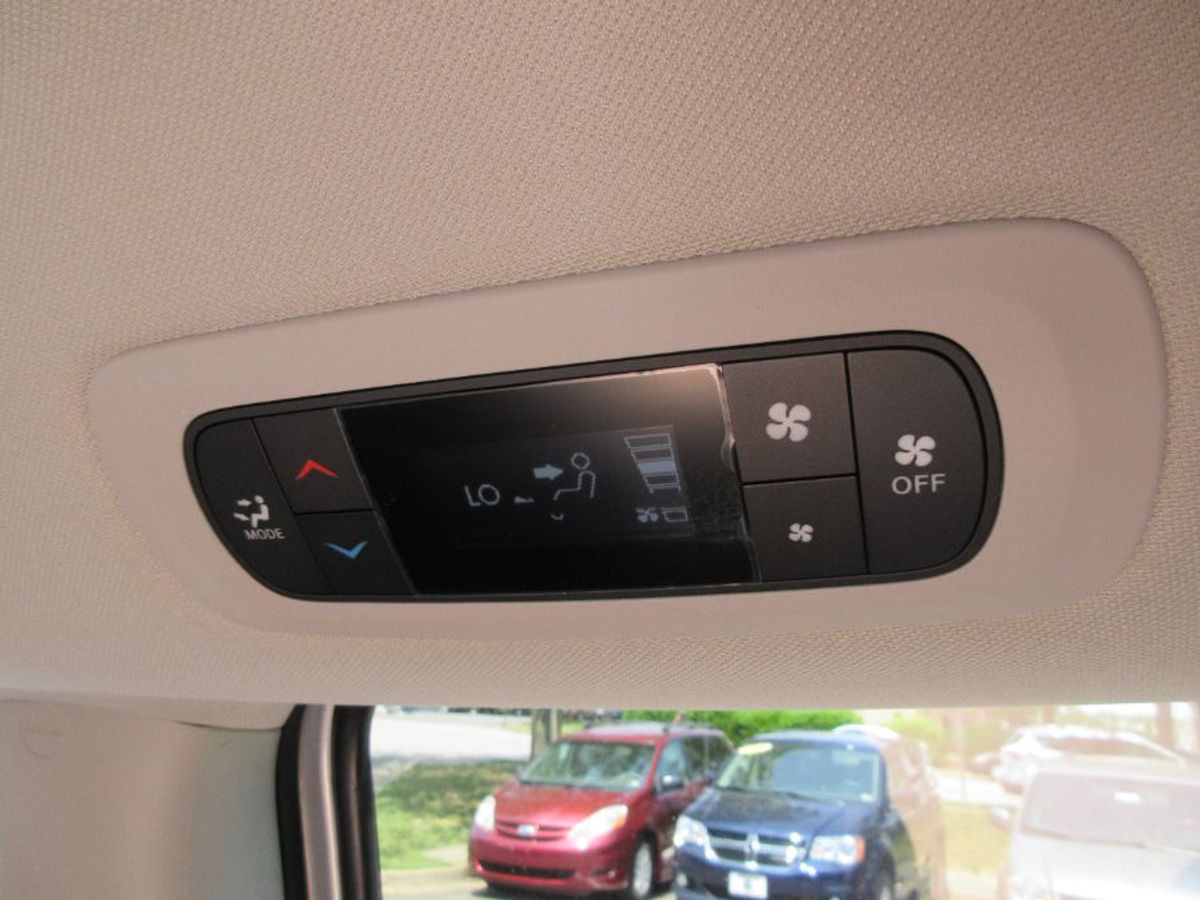 Silver Chrysler Voyager image number 19