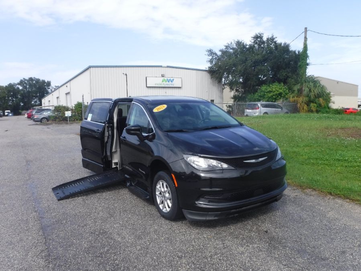 2023 CHRYSLER VOYAGER - Image 3