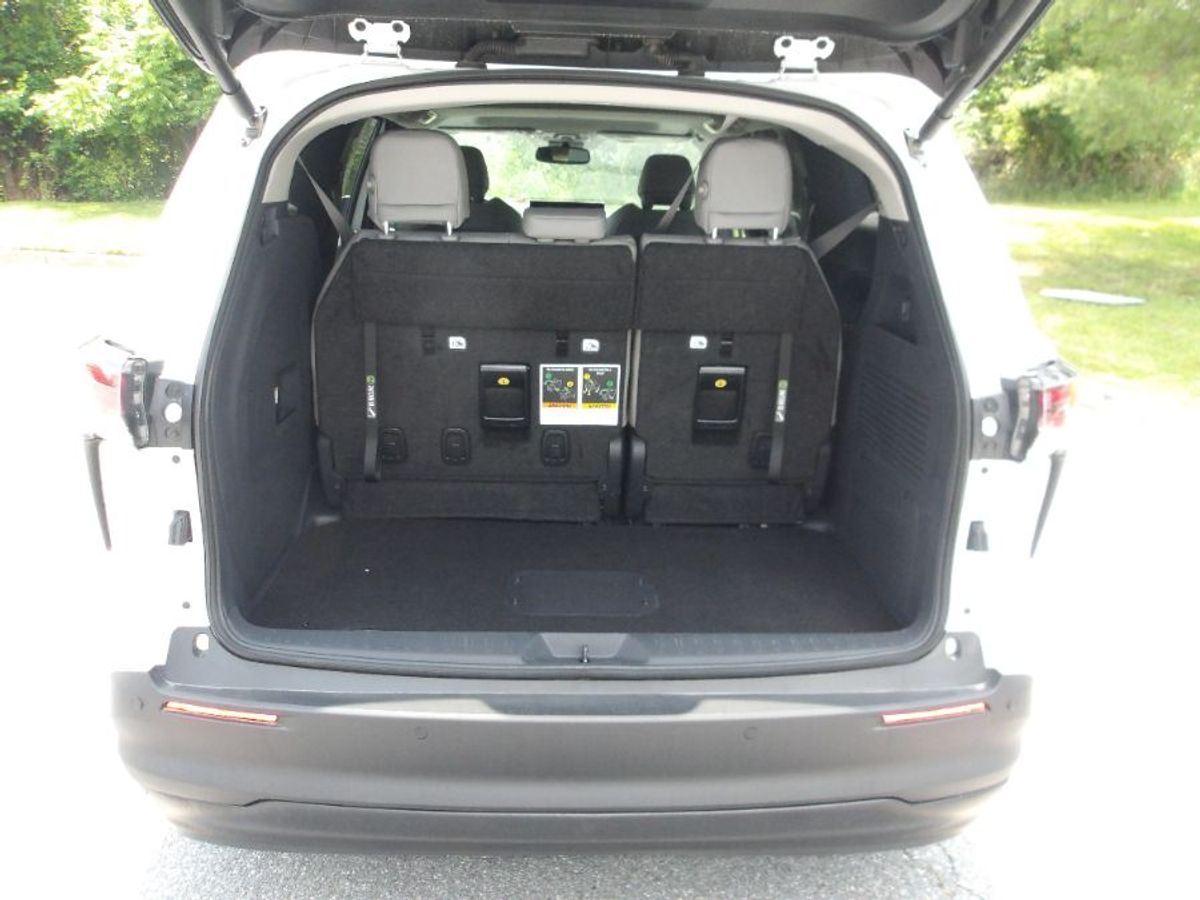 White Toyota Sienna image number 8