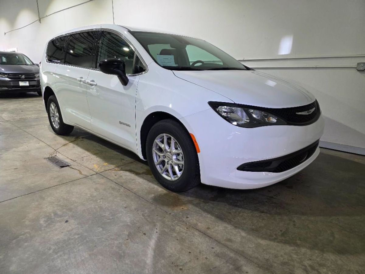 White Chrysler Voyager image number 2