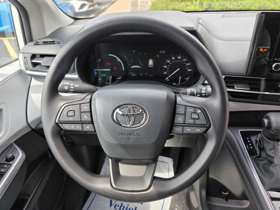 White Toyota Sienna image number 9