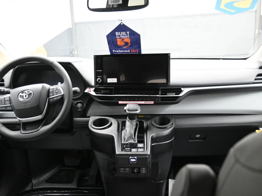 New 2026 Toyota Sienna Hybrid XLE Base - BraunAbility Side Entry Entry Fold Out Automatic Ramp