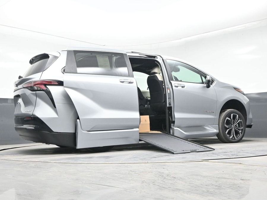 New 2025 Toyota Sienna Hybrid Platinum - BraunAbility Side Entry Entry In Floor Automatic Ramp