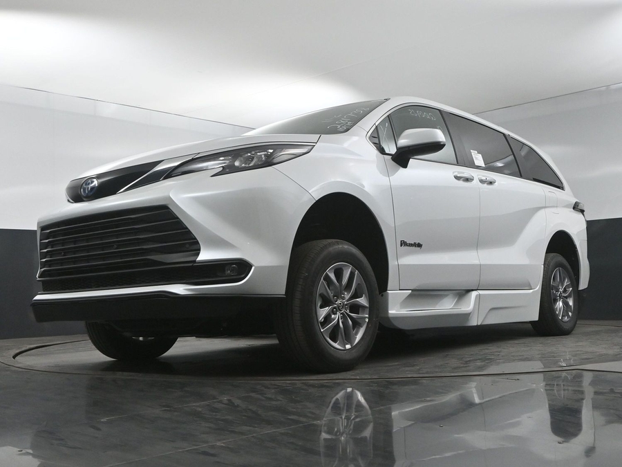 New 2025 Toyota Sienna Hybrid XLE Base - BraunAbility Side Entry Entry Fold Out Automatic Ramp