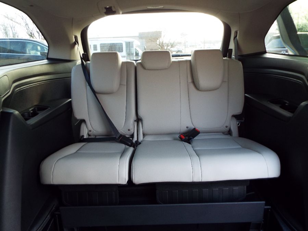 Silver Honda Odyssey image number 24
