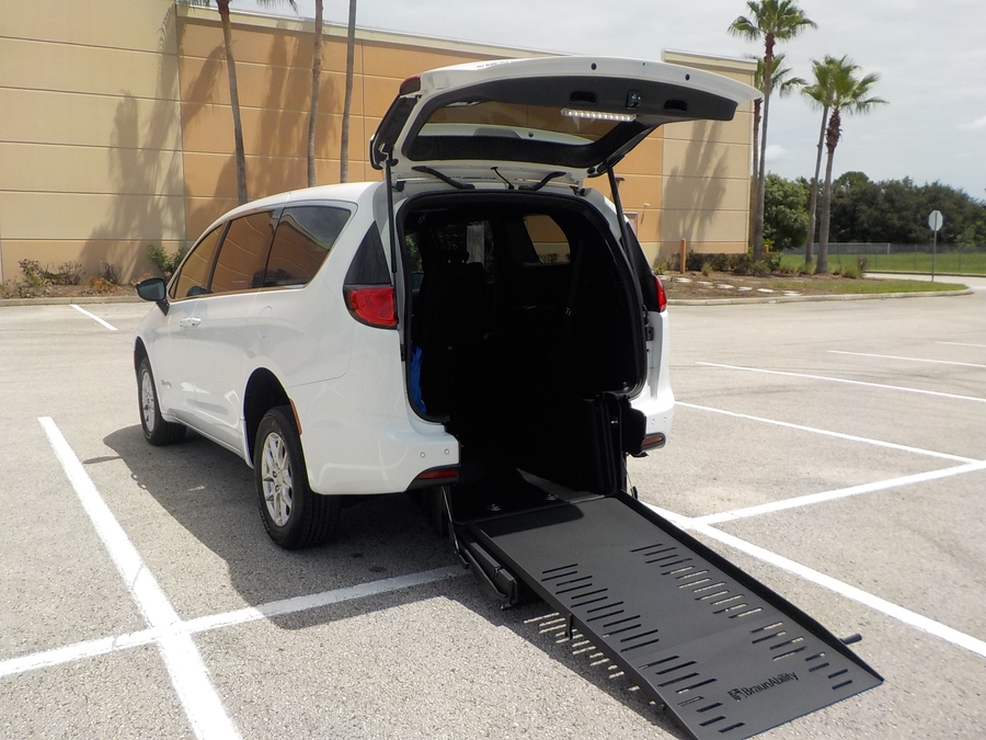 White Chrysler Voyager image number 22