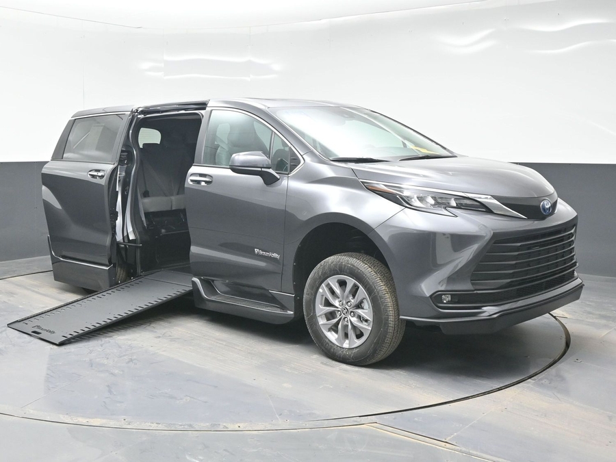 2025 Toyota Sienna XLE 7-Passenger Hybrid FWD's photo