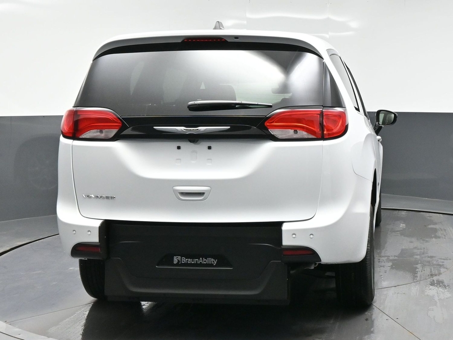 White Chrysler Voyager image number 8