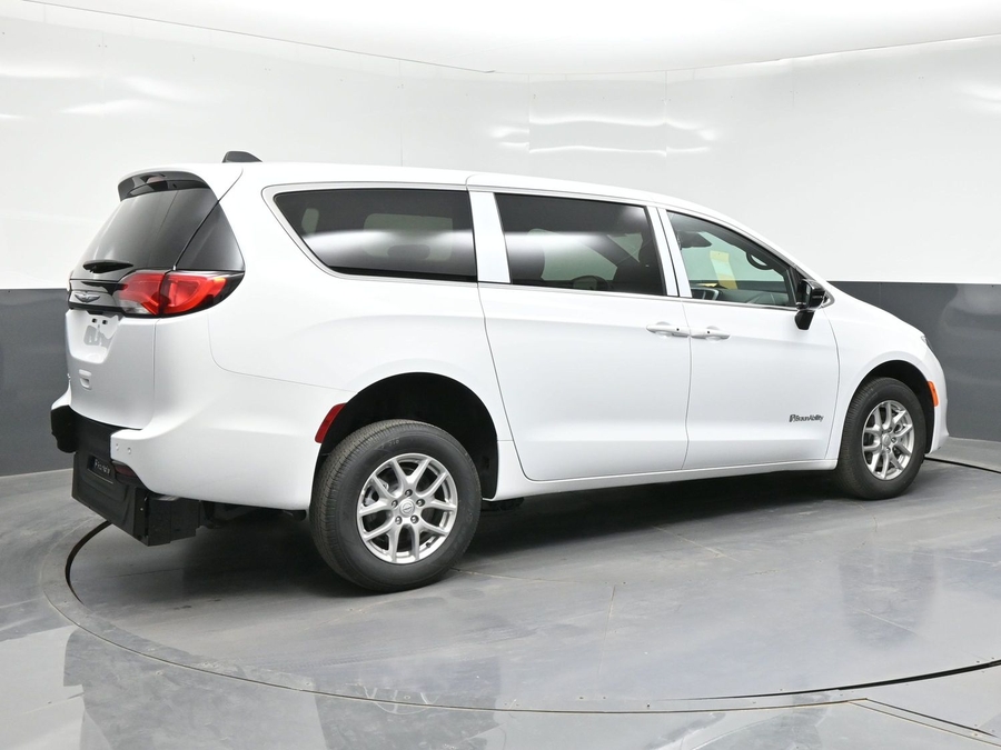 White Chrysler Voyager image number 4
