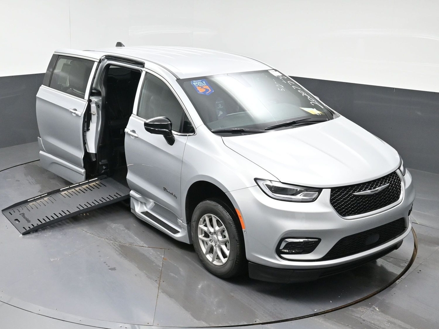 New 2026 Chrysler Pacifica Select Safety - BraunAbility Side Entry Entry Fold Out Automatic Ramp