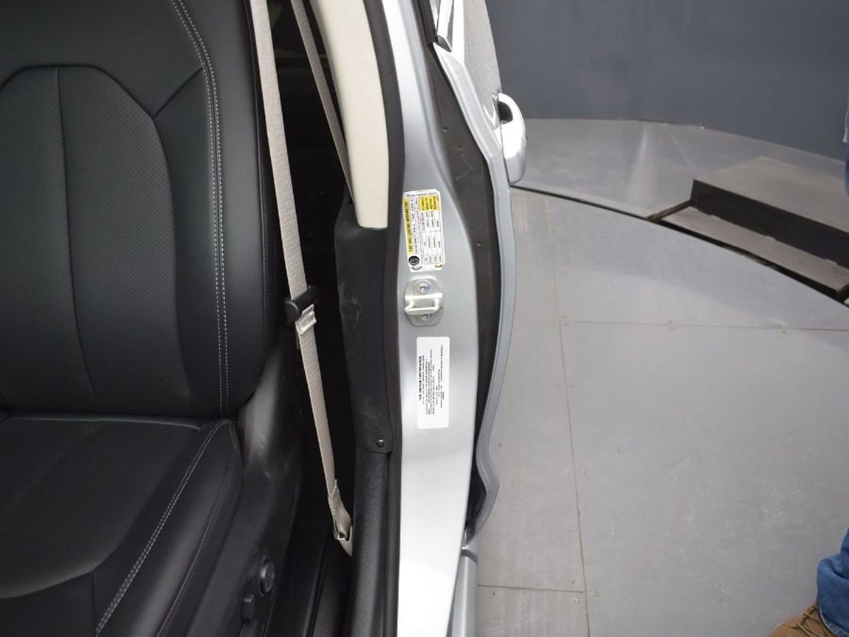Silver Chrysler Pacifica image number 11