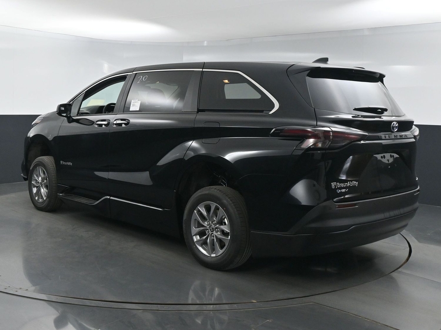 New 2025 Toyota Sienna Hybrid XLE Base - BraunAbility Side Entry Entry Fold Out Automatic Ramp
