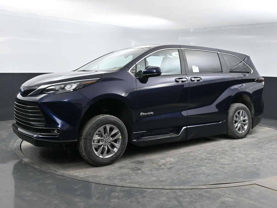 New 2026 Toyota Sienna Hybrid XLE Base - BraunAbility Side Entry Entry Fold Out Automatic Ramp