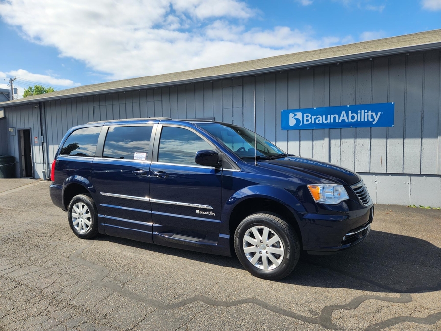 Used 2013 Chrysler Town and Country Touring - BraunAbility Side Entry Entry Fold Out Automatic Ramp