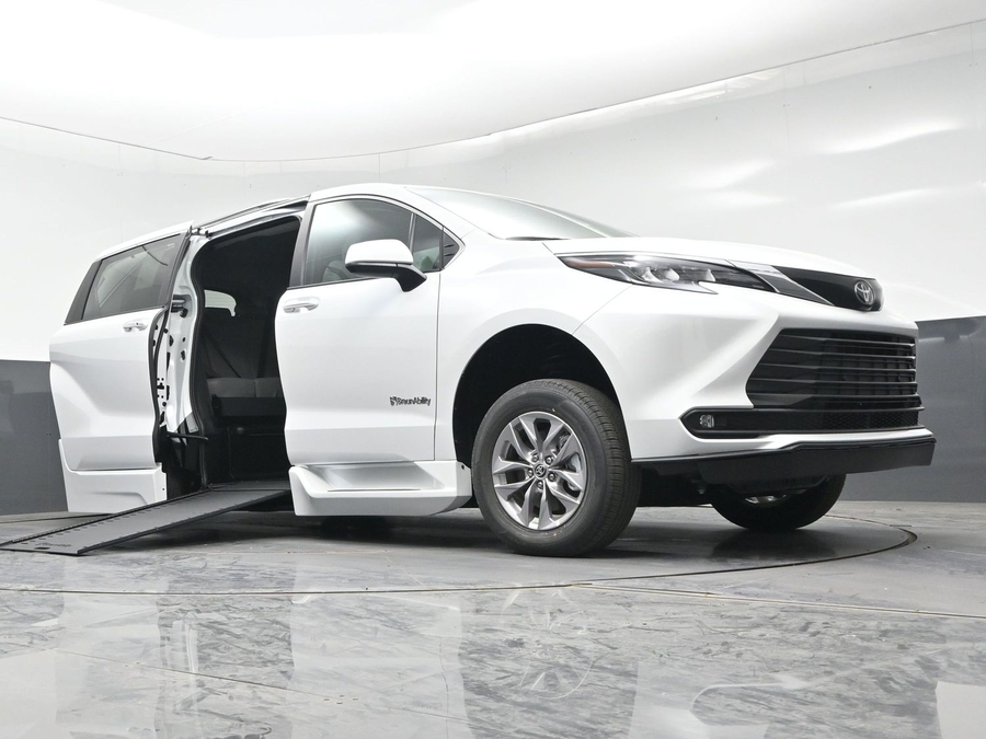 New 2026 Toyota Sienna Hybrid XLE Add - BraunAbility Side Entry Entry In Floor Automatic Ramp