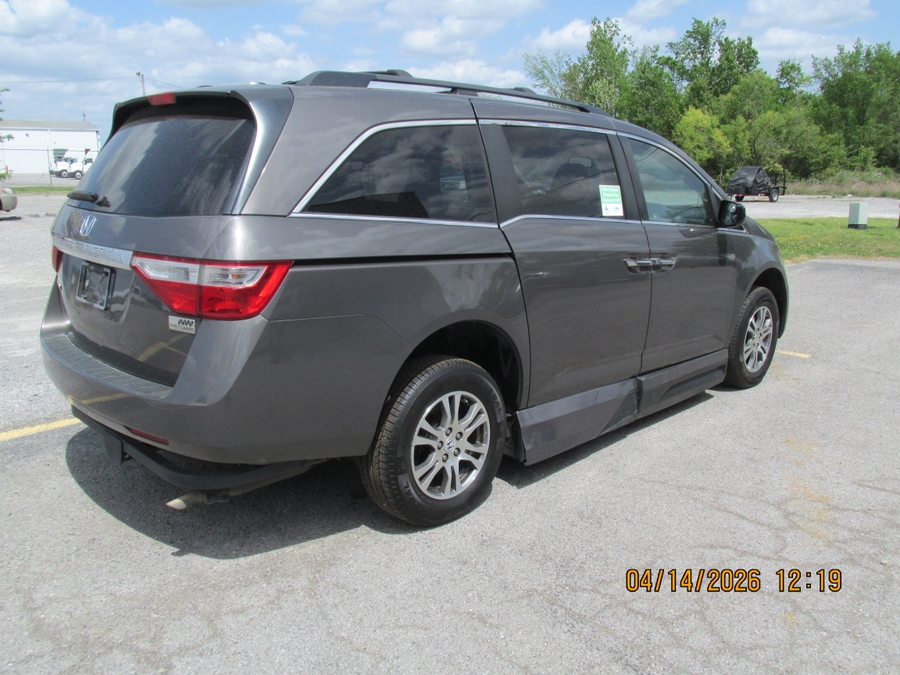 Brown Honda Odyssey image number 8