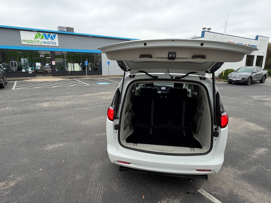 White Chrysler Voyager image number 51