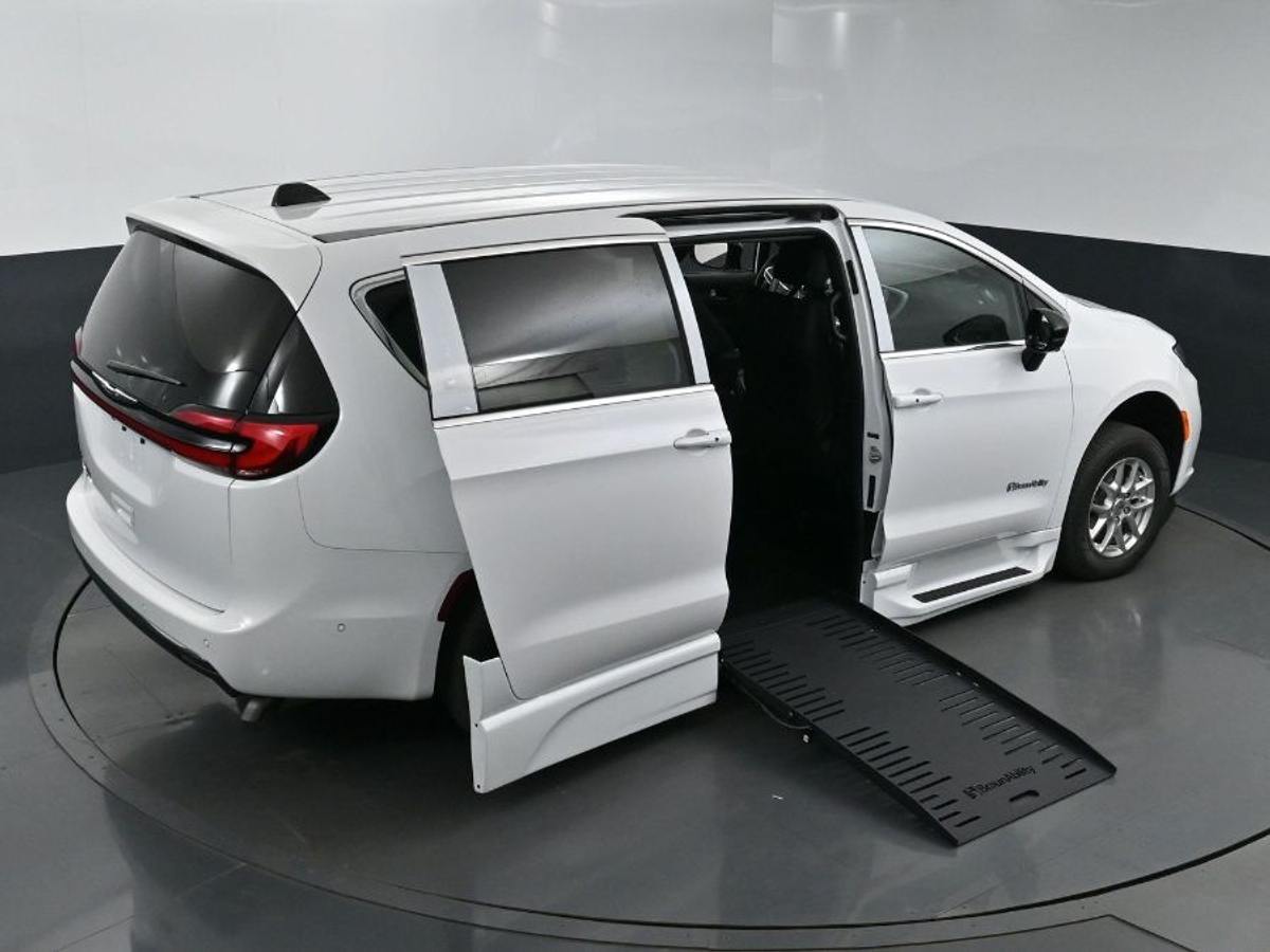 2025 CHRYSLER PACIFICA - Image 25