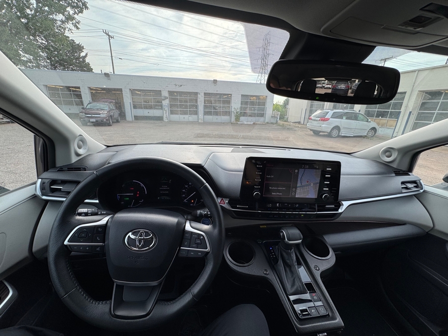 Grey Toyota Sienna image number 8