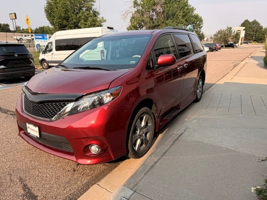 Used 2013 Toyota Sienna SE - BraunAbility Side Entry Fold Out Automatic Ramp