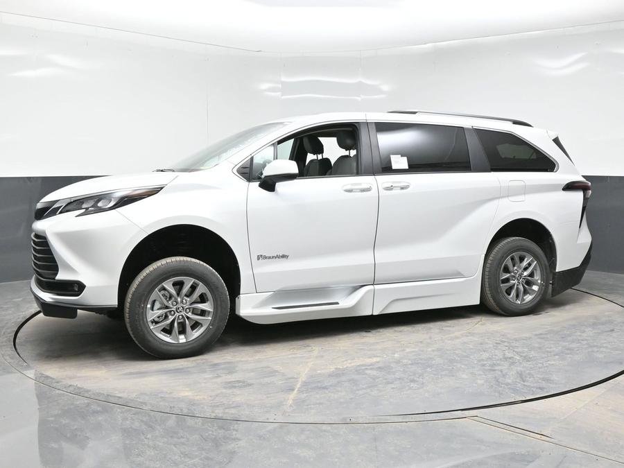 New 2026 Toyota Sienna Hybrid XLE Base - BraunAbility Side Entry Entry Fold Out Automatic Ramp