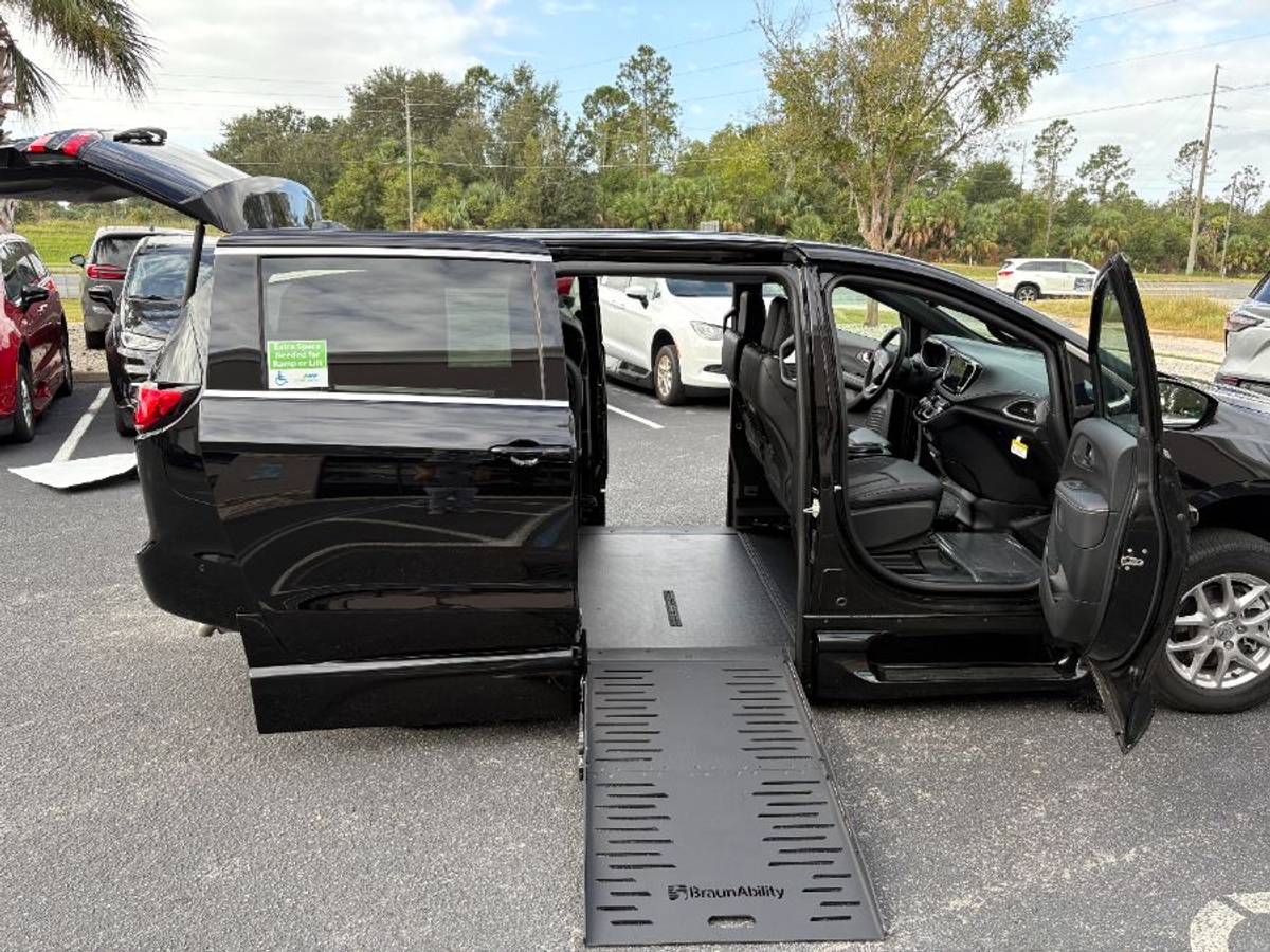 2025 CHRYSLER PACIFICA - Image 5