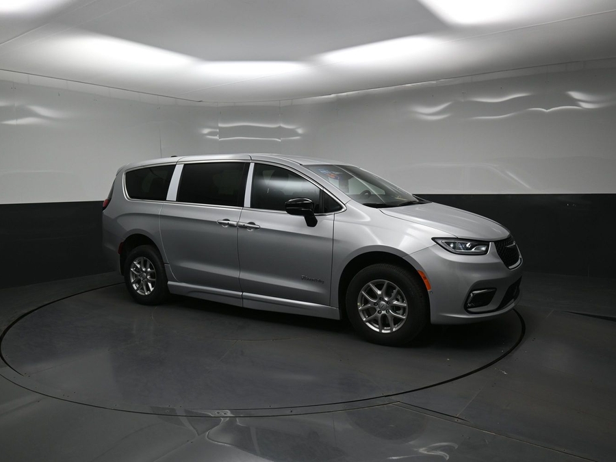 Silver Chrysler Pacifica image number 14