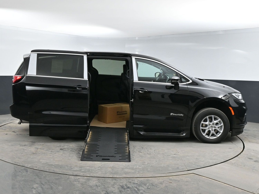 New 2026 Chrysler Pacifica Select Safety - BraunAbility Side Entry Entry Fold Out Automatic Ramp