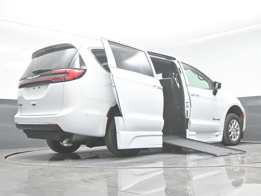New 2025 Chrysler Pacifica Select Safety - BraunAbility Side Entry Entry In Floor Automatic Ramp