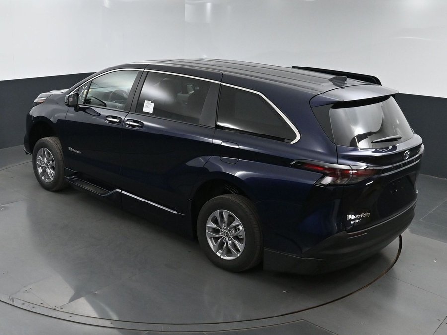 New 2025 Toyota Sienna Hybrid XLE Base - BraunAbility Side Entry Entry Fold Out Automatic Ramp