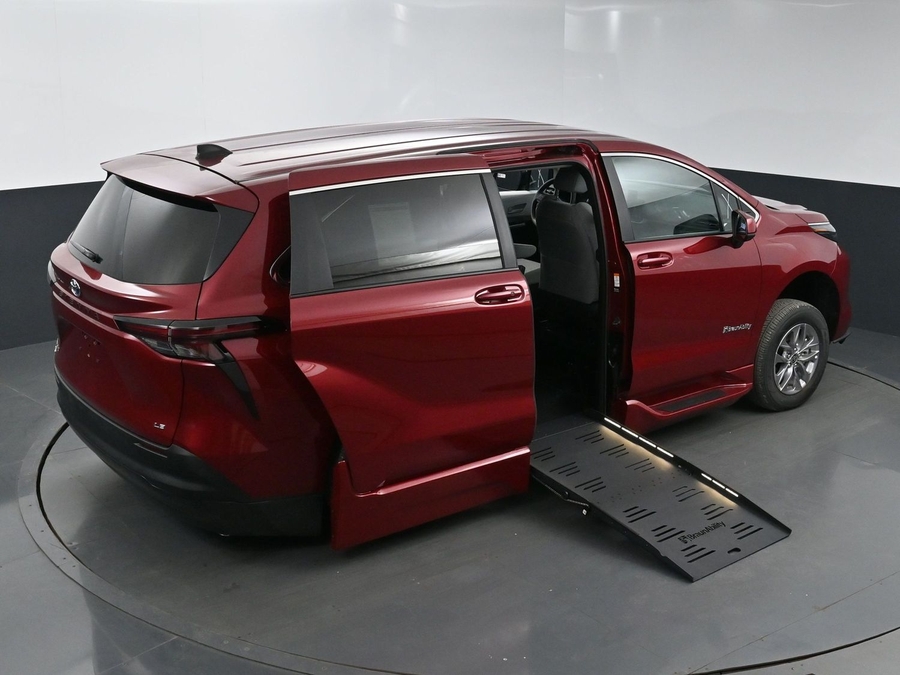 New 2025 Toyota Sienna Hybrid LE - BraunAbility Side Entry Entry Fold Out Automatic Ramp
