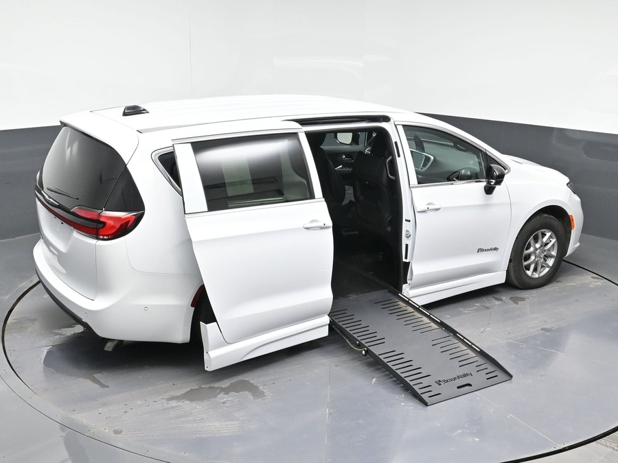 White Chrysler Pacifica image number 25