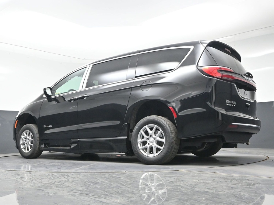 Black Chrysler Pacifica image number 17