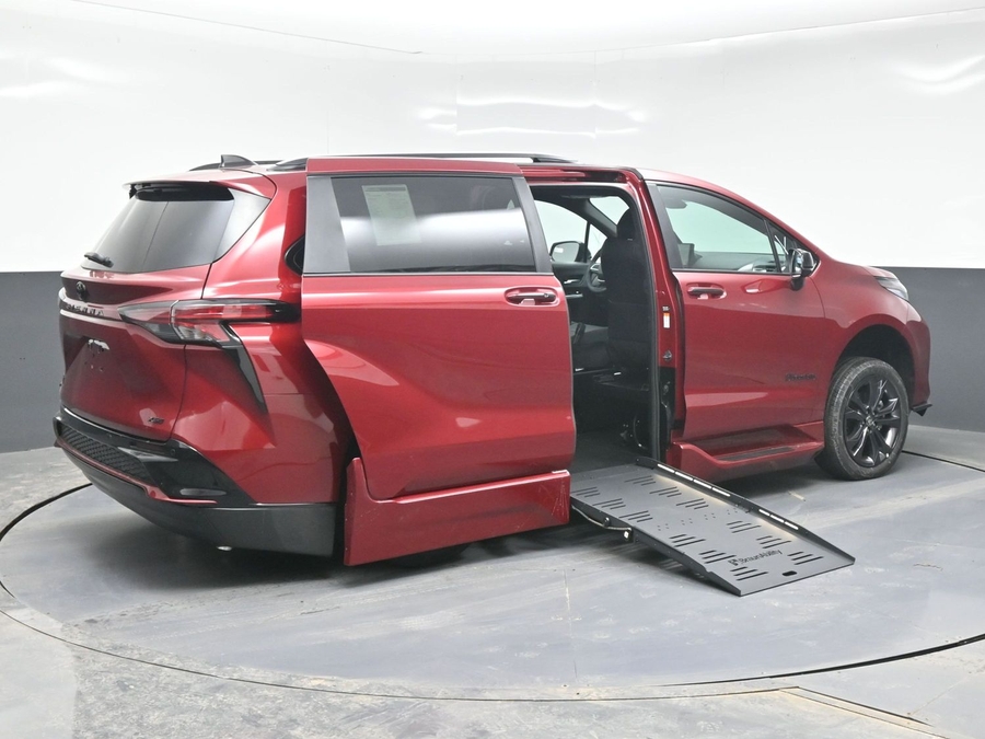 New 2025 Toyota Sienna Hybrid XSE Sport - BraunAbility Side Entry Entry Fold Out Automatic Ramp