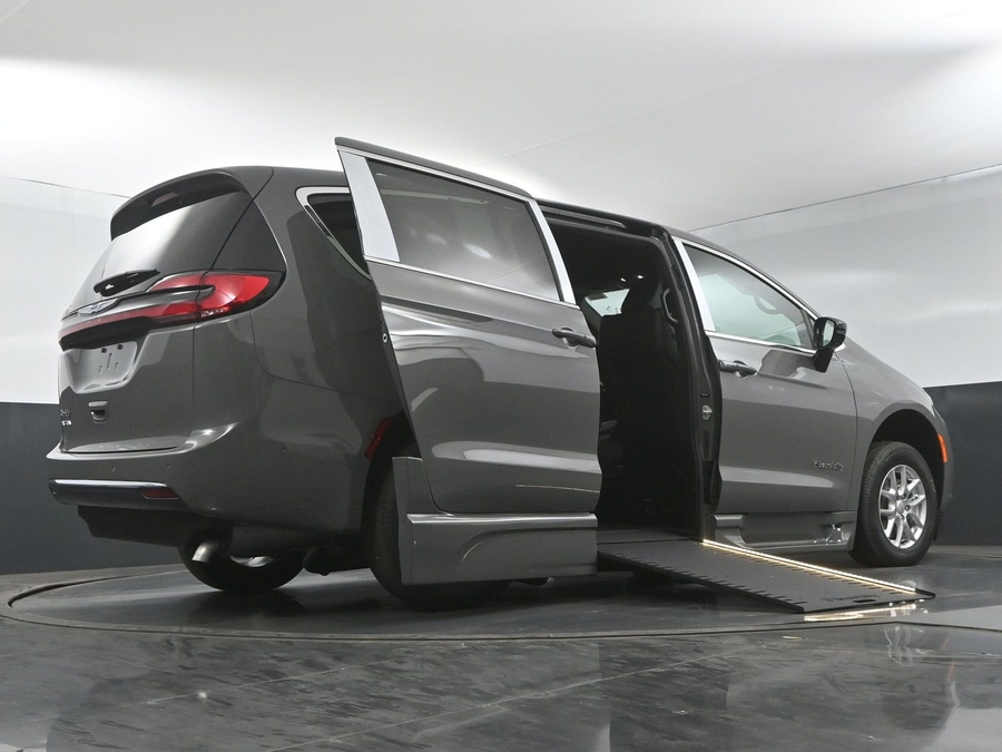 New 2025 Chrysler Pacifica Select Safety - BraunAbility Side Entry Entry In Floor Automatic Ramp