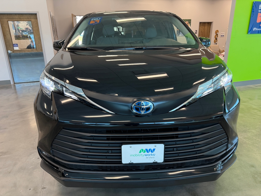 Black Toyota Sienna image number 7