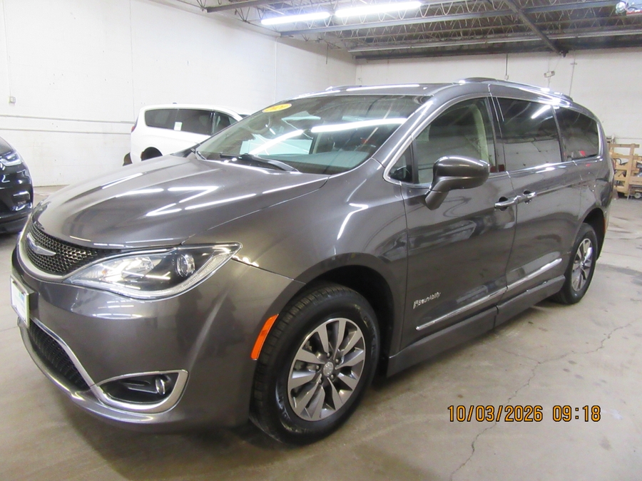 Grey Chrysler Pacifica image number 26