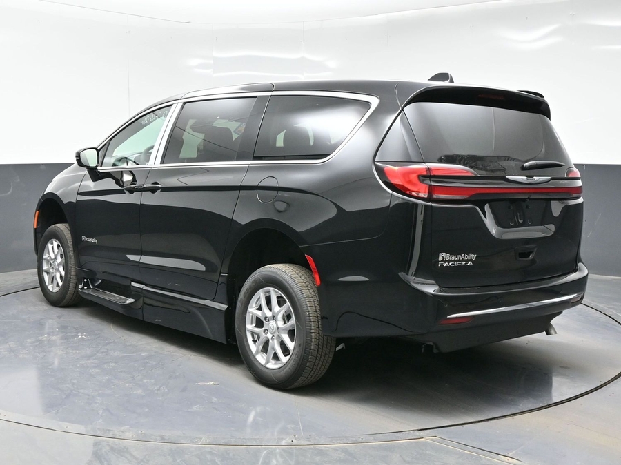 Black Chrysler Pacifica image number 4