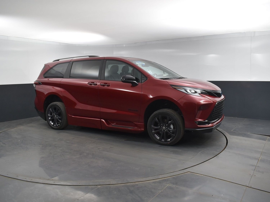 New 2025 Toyota Sienna Hybrid XSE Sport - BraunAbility Side Entry Entry Fold Out Automatic Ramp