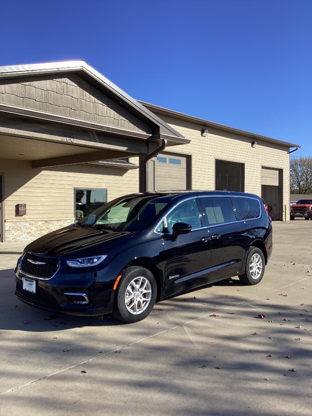 Black Chrysler Pacifica image number 4