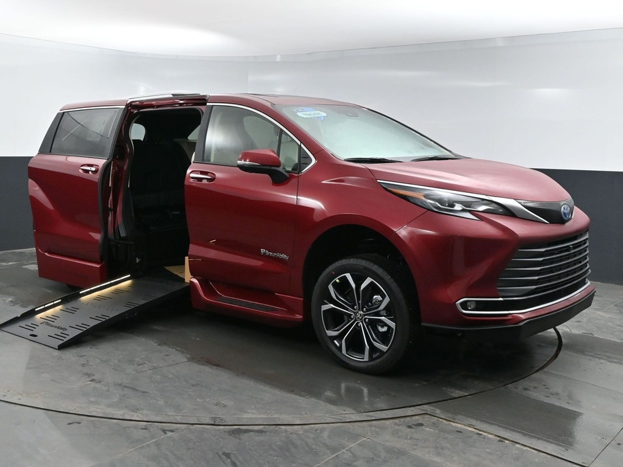 New 2025 Toyota Sienna Hybrid XSE Sport - BraunAbility Side Entry Entry Fold Out Automatic Ramp