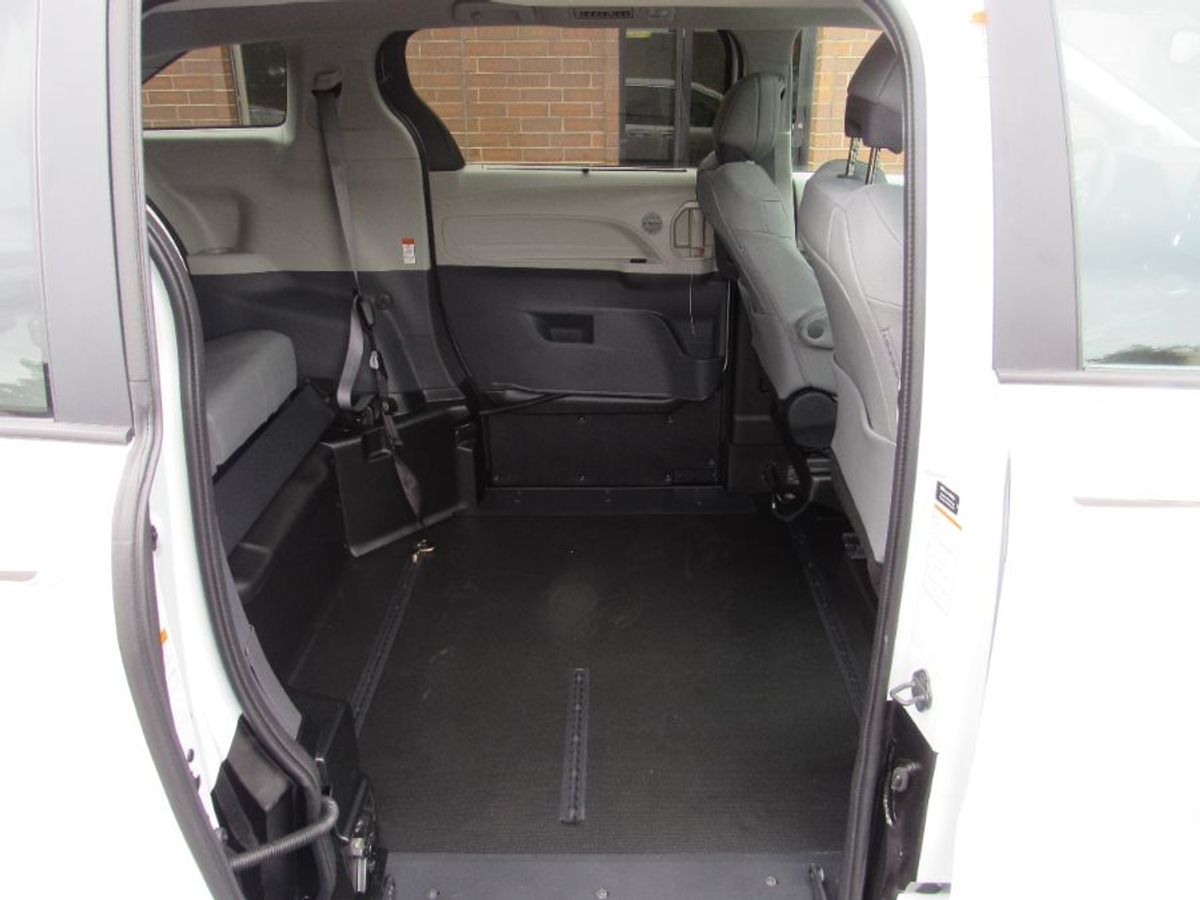 White Toyota Sienna image number 10