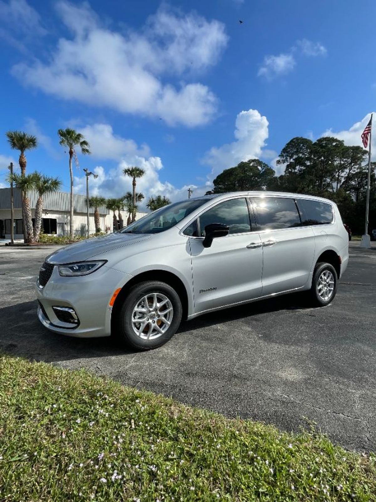 2024 CHRYSLER PACIFICA - Image 2