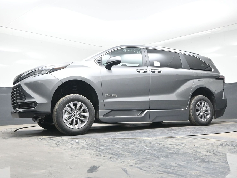 Grey Toyota Sienna image number 17