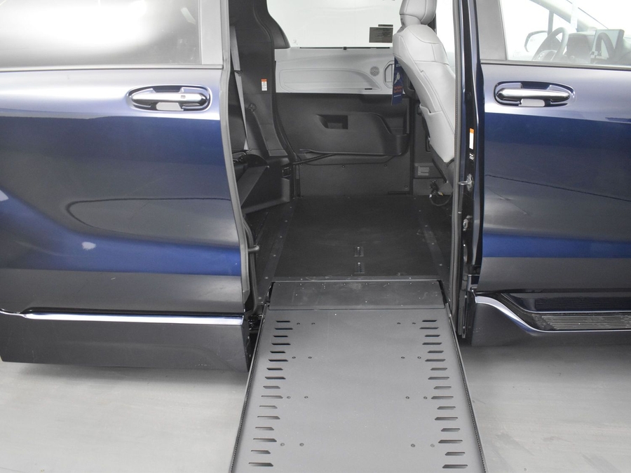 New 2025 Toyota Sienna Hybrid XLE Plus - BraunAbility Side Entry Entry In Floor Automatic Ramp