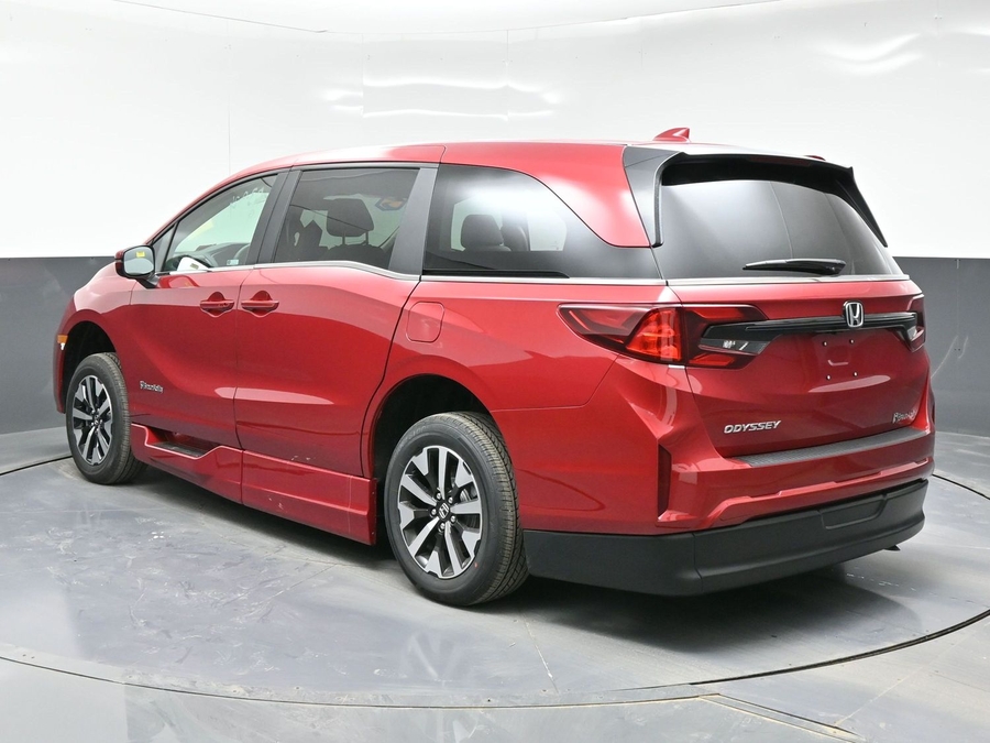 Red Honda Odyssey image number 2
