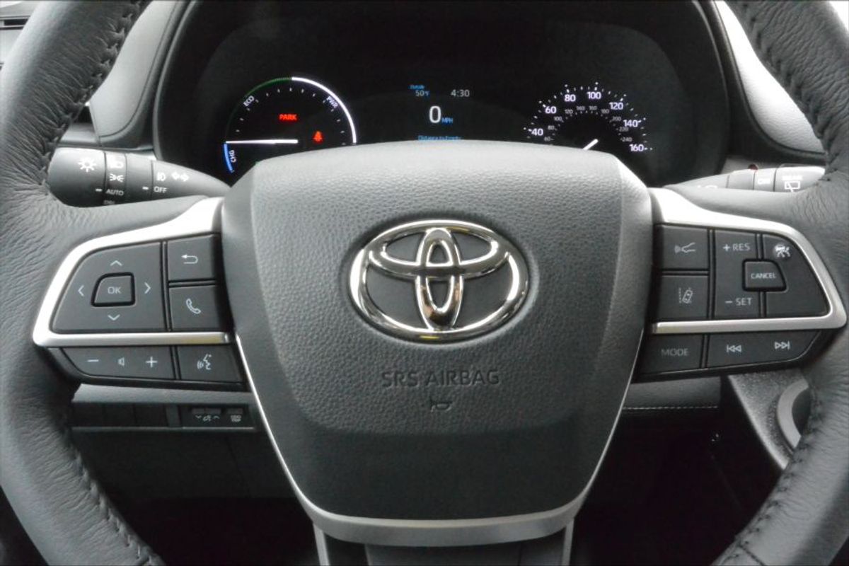 Black Toyota Sienna image number 23