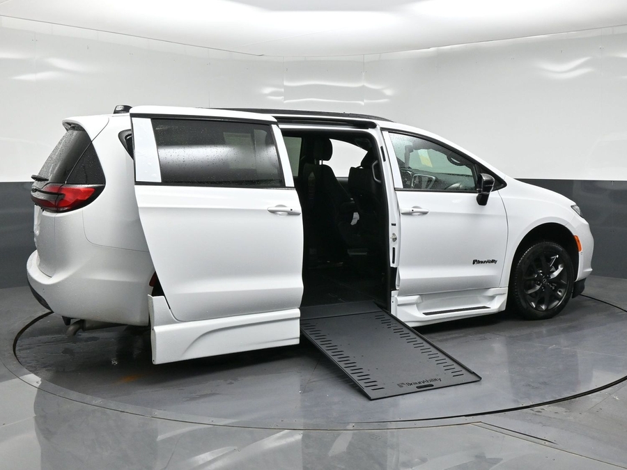 White Chrysler Pacifica image number 6