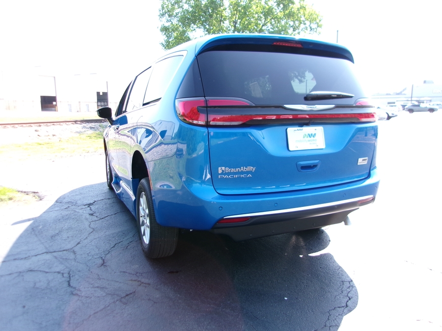 Blue Chrysler Pacifica image number 18