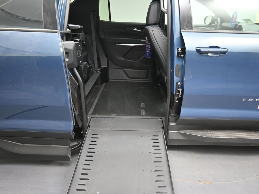 Blue Chevrolet Traverse image number 10